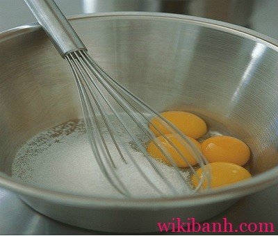 Cách làm bánh bông lan cuộn kem thơm ngon-hình số-2