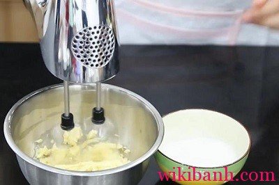 Cách làm bánh bông lan bơ nho bằng nồi cơm điện-hình số-4
