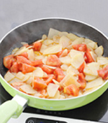 Hướng dẫn cách xào khoai tây với cà chua ngon đúng vị-hình số-3